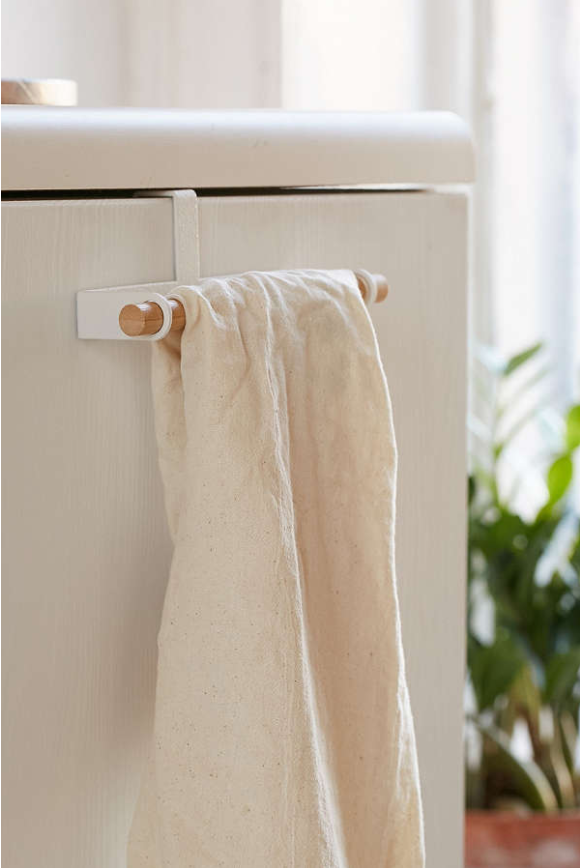 <h1>Porte-serviette pour armoire</h1>
<p><a href="https://www.urbanoutfitters.com/fr-ca/shop/yamazaki-over-the-cabinet-towel-hanger?category=kitchen-storage-accessories&color=010" target="_blank">Urban Outfitters</a>, 24 $</p>
