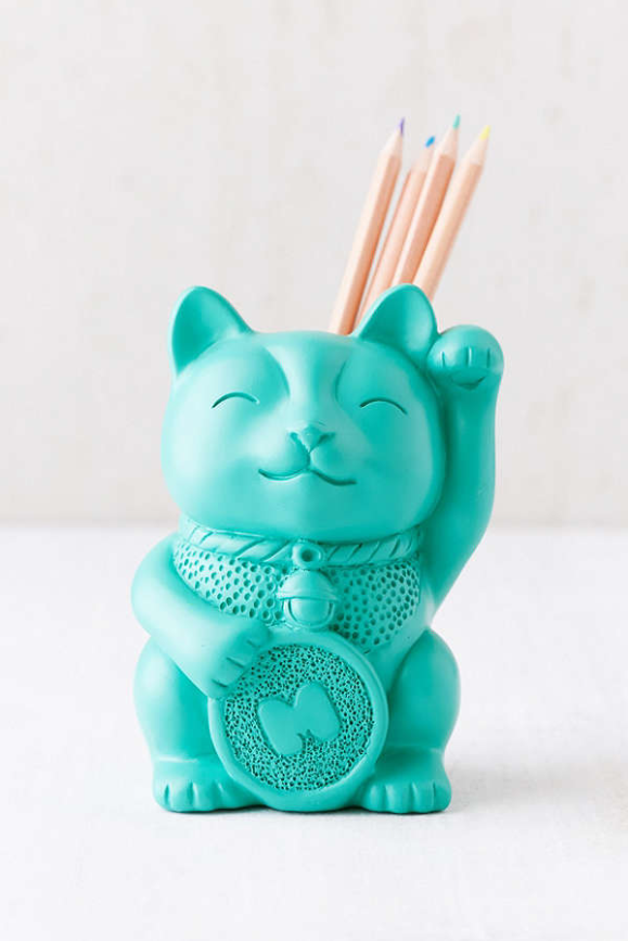 <h1>Tasse à crayons chat porte-bonheur</h1>
<p><a href="https://www.urbanoutfitters.com/fr-ca/shop/lucky-cat-pencil-cup?category=desk-accessories&color=046" target="_blank">Urban Outfitters</a>, 20 $</p>
