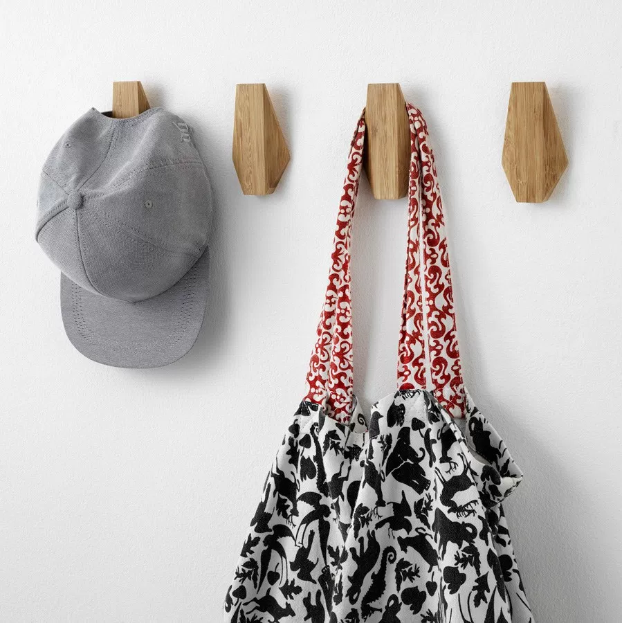 <p>Crochet en bambou, <a href="http://www.ikea.com/ca/fr/catalog/products/20350163/" target="_blank">Ikea</a>, 6,99 $</p>
