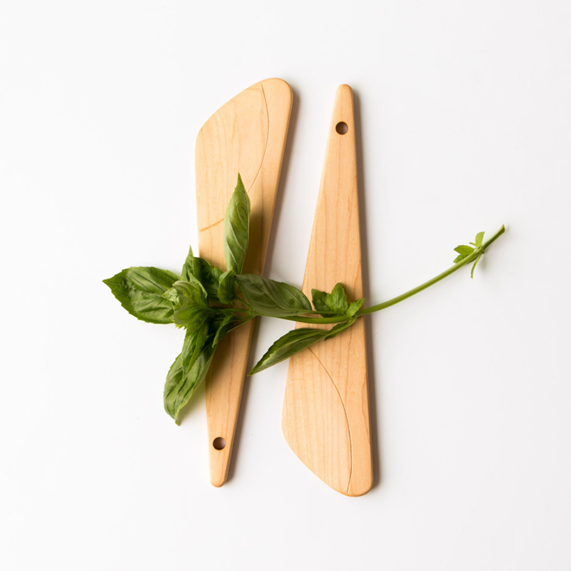 <h2>Ensemble de cuillères à salade – design de Parallèle Soixante, <a href="https://fr.chicbasta.com/collections/cooking/products/pair-of-wooden-salad-spoons" target="_blank">Chic & Basta</a>, 41 $</h2>

