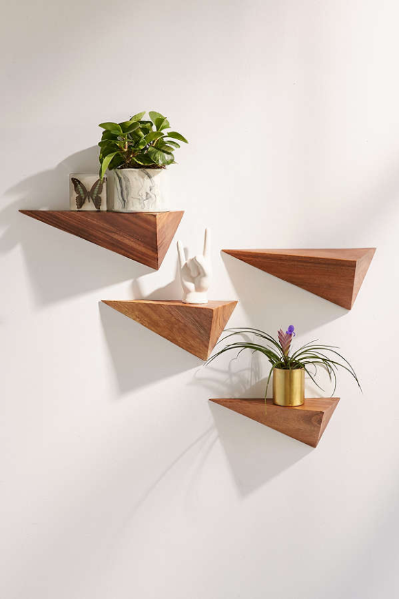 <p>Étagère pyramidale 3D, <a href="https://www.urbanoutfitters.com/fr-ca/shop/3-d-pyramid-ledge?category=SEARCHRESULTS&color=020" target="_blank">Urban Outfitters</a>, 42 $ à 49 $ chacune</p>
