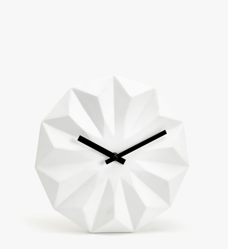 <p>Horloge à relief, <a href="https://www.zarahome.com/ca/fr/horloge-%C3%A0-relief-g%C3%A9om%C3%A9trique-c0p300279774.html?colorId=250" target="_blank">Zara Home</a>, 49,90 $</p>
