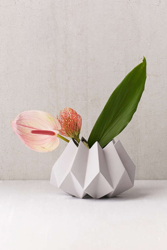 <p>Vase à plis, <a href="https://www.urbanoutfitters.com/fr-ca/shop/menu-folded-vase?category=SEARCHRESULTS&color=004" target="_blank">Urban Outfitters</a>, 124$</p>
