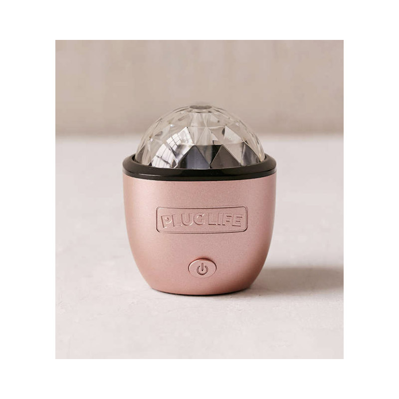 <p>Boule miroir rose doré compatible avec iPhone, <a href="https://www.urbanoutfitters.com/fr-ca/shop/rose-gold-iphone-disco-light?category=cell-phone-accessories&color=065">Urban Outfitters</a>, 24,95 $</p>
