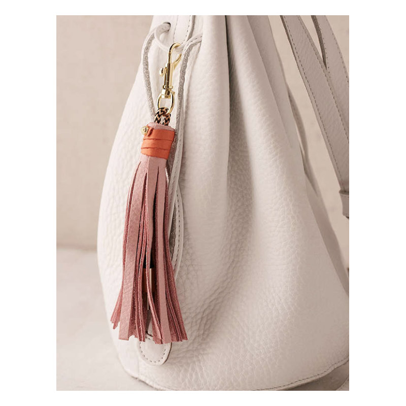 <p>Pampille en cuir dissimulant câble de recharge USB, <a href="https://www.urbanoutfitters.com/fr-ca/shop/usb-leather-tassel-keychain--charging-cord?category=cell-phone-accessories&color=066">Urban Outfitters</a>, 34 $</p>
