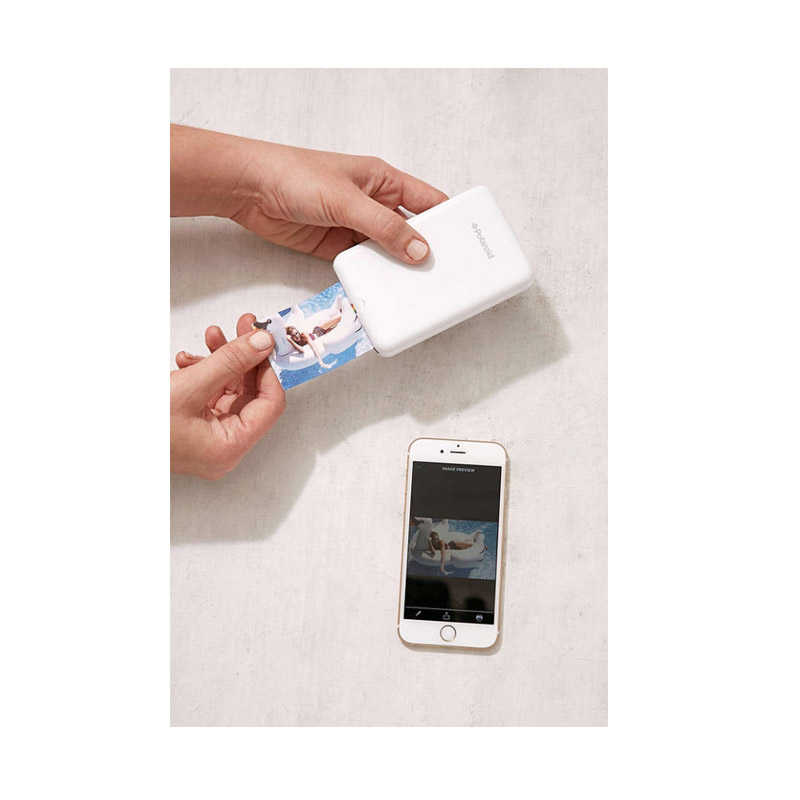 <p>Imprimante à photo mobile Polaroid Zip, <a href="https://www.urbanoutfitters.com/fr-ca/shop/polaroid-zip-mobile-photo-printer?category=gift-ideas-for-women&color=010&countryCode=CA&currency=CAD&ref=languageSelect">Urban Outfitters</a>, 145 $</p>
