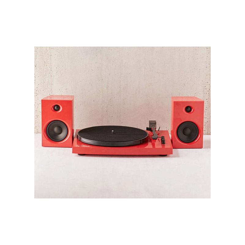 <p>Table tournante avec haut-parleurs T100 Crosley, <a href="https://www.urbanoutfitters.com/fr-ca/shop/crosley-t100-turntable-with-speakers?category=gifts-for-men&color=060&countryCode=CA&currency=CAD&ref=languageSelect">Urban Outfitters</a>, 164 $</p>

