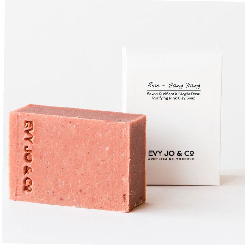 <p>Savon purifiant à l’argile rose Evy Jo & Co, <a href="https://fr.chicbasta.com/collections/apothecary/products/rose-ylang-ylang-purifying-pink-clay-soap" target="_blank">Chic & Basta</a>, 14 $</p>
