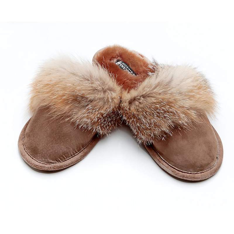 <p class="Corps">Pantoufles bordées de coyote, <a href="https://www.harricana.qc.ca/collections/boots-slippers/products/slippers-trims-coyote" target="_blank">Harricana</a>, 239 $</p>
