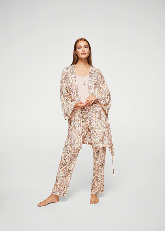<p>Pyjama à imprimé floral, Mango, 59,99 $ la <a href="https://shop.mango.com/ca-fr/femme/pyjamas-et-chemises-de-nuit/robe-de-chambre-imprimee_13060415.html?c=10" target="_blank">robe de chambre</a>, 49,99 $ le <a href="https://shop.mango.com/ca-fr/femme/pyjamas-et-chemises-de-nuit-pantalons/pantalon-imprime-floral_13030417.html?c=10&n=1&s=prendas.familia;339.homewear339;Pantalones" target="_blank">pantalon</a>, 19,99 $ la <a href="https://shop.mango.com/ca-fr/femme/pyjamas-et-chemises-de-nuit-chemises-de-nuit/top-texture_13080391.html?c=83" target="_blank">camisole</a></p>

