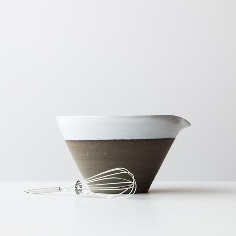 <p>Petit bol à mélanger en céramique, Atelier Trema, <a href="https://fr.chicbasta.com/collections/25-under-gifts/products/ceramic-mixing-bowl" target="_blank">Chic & Basta</a> , 25 $</p>
