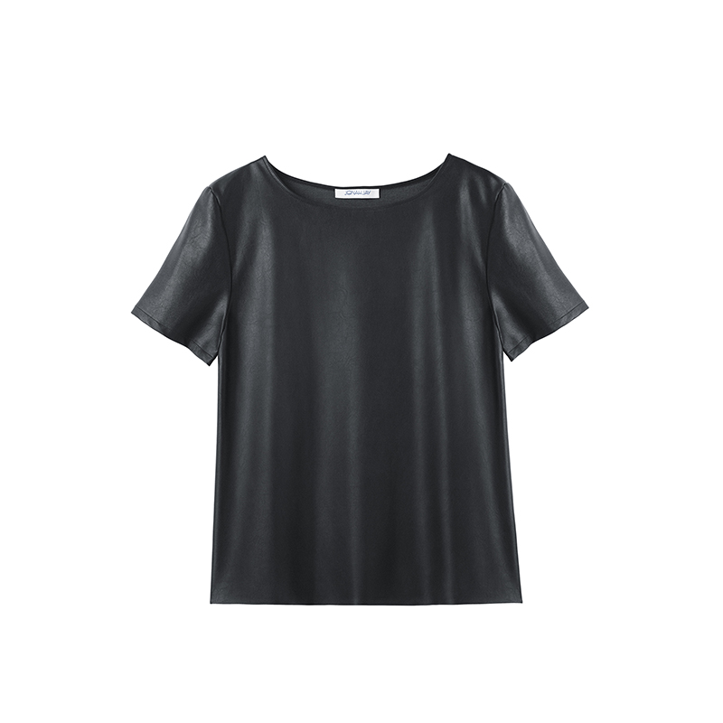 <p>T-shirt en cuir végane, <a href="https://jonahjay.com/products/asher-tee" target="_blank">Jonah Jay</a>, 108 $</p>
