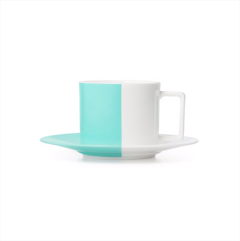 <p>Tasse et soucoupe Color Block, <a href="http://fr.tiffany.ca/accessories/tableware/color-block-teacup-and-saucer-60563934?fromGrid=1&origin=browse&trackpdp=bg&trackgridpos=8&tracktile=new&fromcid=3779730" target="_blank">Tiffany & Co.</a>, 100 $</p>
