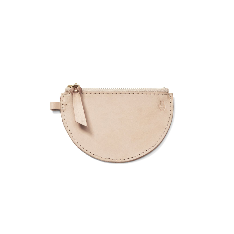 <p>Pochette demi-lune, <a href="https://www.lowellmtl.ca/collections/lowell-travel-accessories/products/pochet-demi-lune-veg" target="_blank">Lowell</a>, 50 $</p>
