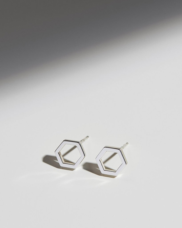<p><strong></strong>Boucles d’oreilles Géo en argent sterling, <a href="https://fr.myeldesign.com/collections/view-all/products/geo-sterling-silver-earrings" target="_blank">Myel</a>, 98 $</p>
