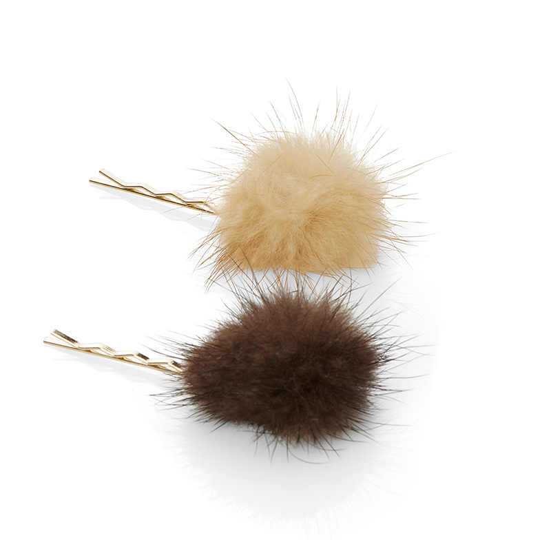 <p>Épingles à cheveux pompon fourrure, <a href="https://www.simons.ca/fr/accessoires-femme/accessoires-a-cheveux/barrettes-et-pinces/les-epingles-a-cheveux-pompon-fourrure-ensemble-de-2--12066-3900101?catId=c3552&colourId=29" target="_blank">Simons</a>, 12 $ l’ensemble de 2</p>
