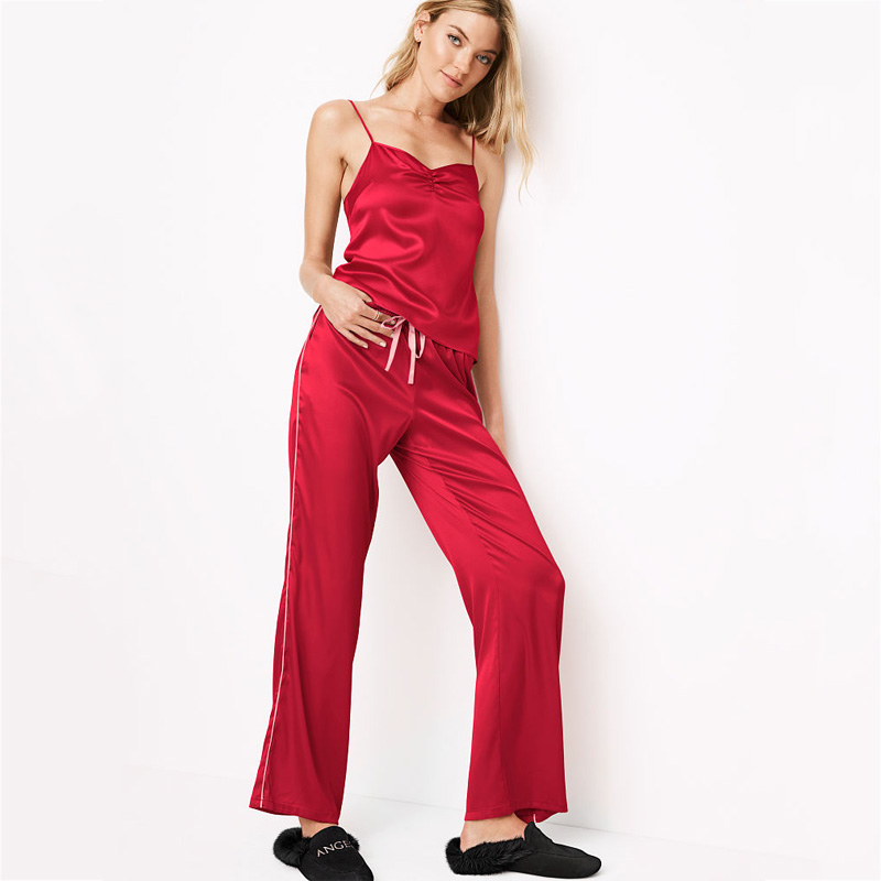 <p>Pyjama en satin, Victoria’s Secret, 28,50 $ la <a href="https://www.victoriassecret.com/fr/sleepwear/pajamas/satin-cami?ProductID=355881&CatalogueType=OLS" target="_blank">camisole</a>, 44,50 $ le <a href="https://www.victoriassecret.com/fr/sleepwear/pajamas/satin-pant?ProductID=355893&CatalogueType=OLS" target="_blank">pantalon</a></p>
