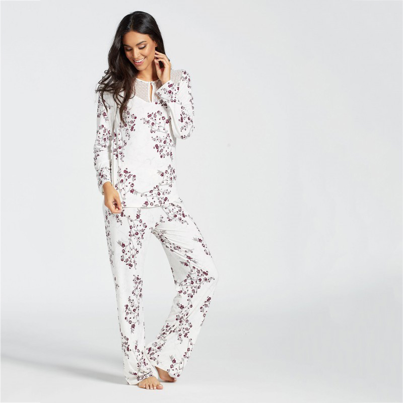<p>Pyjama à fleurs, <a href="https://www.lavieenrose.com/fr/ensemble-pyjama-blanc-imprime-81037" target="_blank">la Vie en Rose</a>, 49,95 $</p>
