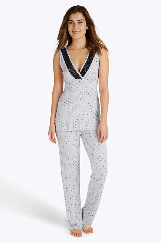<p>Pyjama gris, <a href="https://www.aubainerie.com/fr/ensemble-de-pyjama-410163">Aubainerie</a>, 29,98 $</p>
