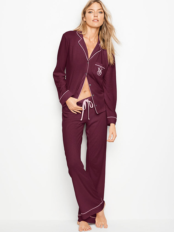 <p>Pyjama en jersey (offert en 9 couleurs), <a href="https://www.victoriassecret.com/fr/sleepwear/pajamas/the-sleepover-knit-pajama-set?ProductID=322101&CatalogueType=OLS" target="_blank">Victoria’s Secret</a>, 48,50 $</p>
