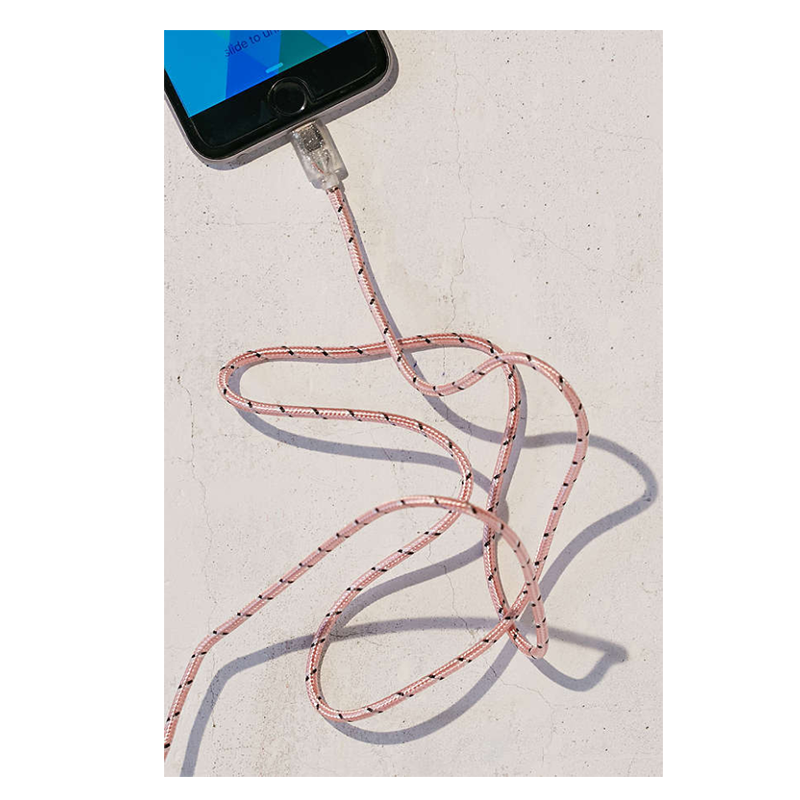 <h2>Chargeur scintillant, <a href="https://www.urbanoutfitters.com/fr-ca/shop/3-ft-metallic-lightning-cord-001" target="_blank">Urban Outfitters</a>, 29 $</h2>
