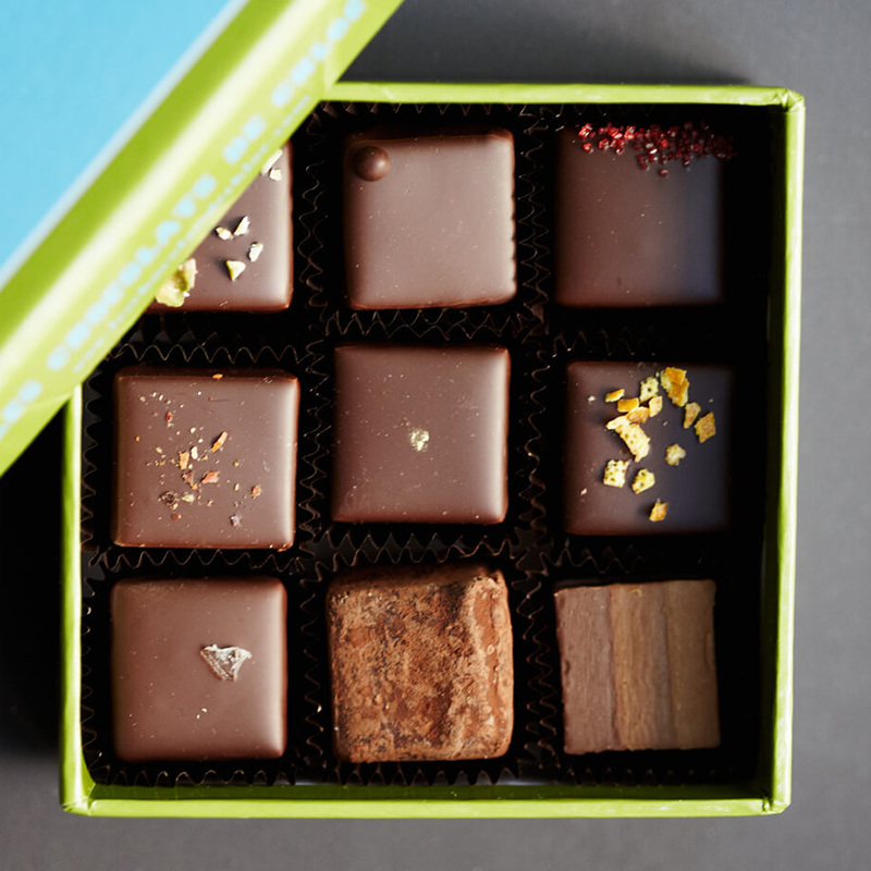 <h2>Boîte de chocolats, <a href="https://leschocolatsdechloe.com/produit/boite-de-9-chocolats/" target="_blank">Les chocolats de Chloé</a>, 19,50 $</h2>
