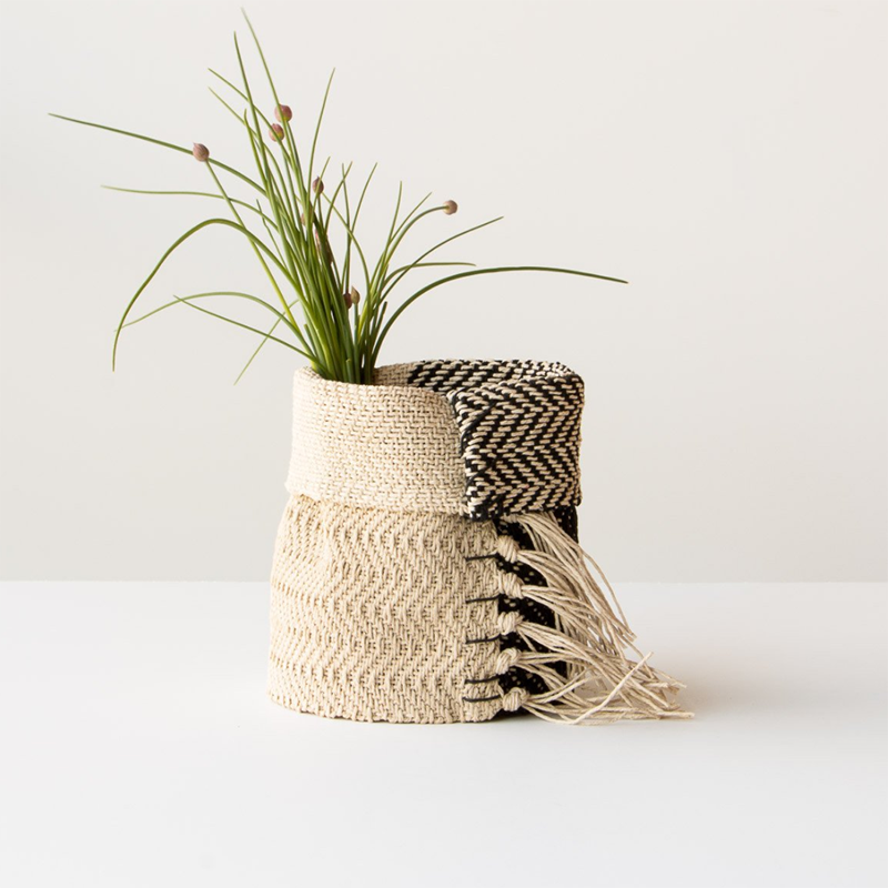 <h2>Corbeille de table en chanvre, Sainte Marie design textile, <a href="https://fr.chicbasta.com/collections/decorating/products/hemp-table-basket-small" target="_blank">Chic & Basta</a>, 69 $</h2>
