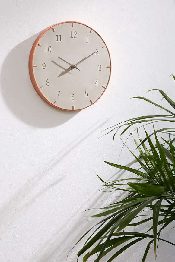 <p>Horloge murale en béton, <a href="https://www.urbanoutfitters.com/fr-ca/shop/abbi-concrete-wall-clock?category=SEARCHRESULTS" target="_blank">Urban Outfitters</a>, 74 $</p>
