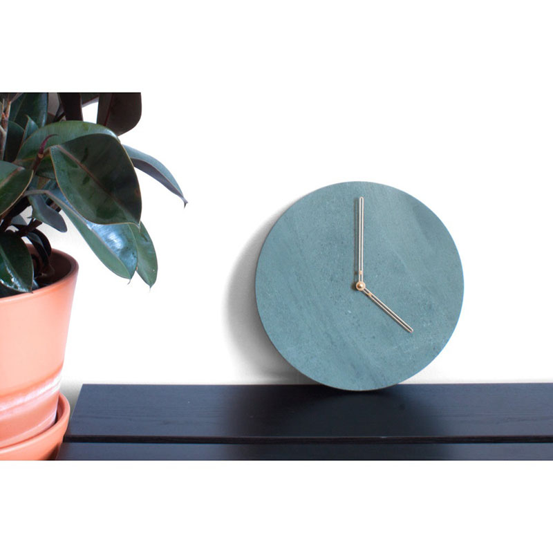 <p>Horloge en marbre, <a href="https://boutique.buknola.com/fr/Produit-4787-Horloge-en-marbre-elterwater" target="_blank">Buk & Nola</a>, 195 $</p>
