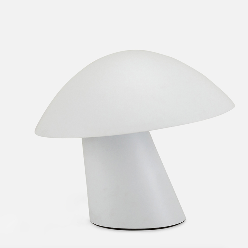<h2>Lampe de table «chapeau», <a href="https://www.structube.com/fr/hat-table-lamp-62-77-91?pid=19379" target="_blank">Structube</a>, 79 $</h2>

