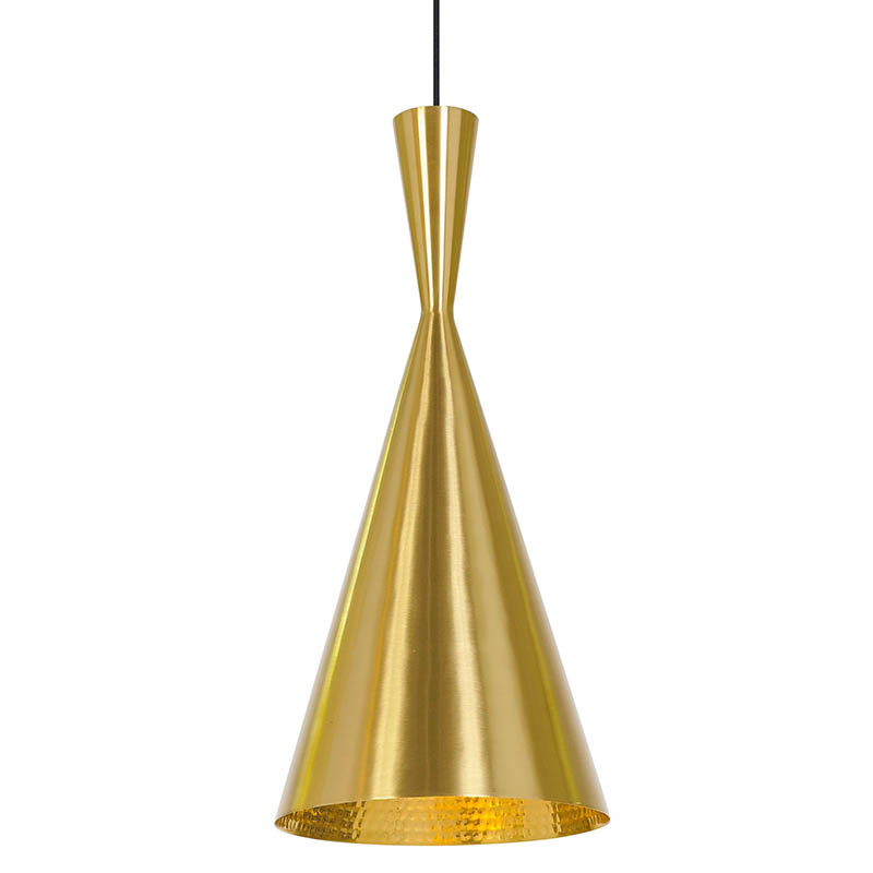 <h2>Lampe suspendue dorée, <a href="https://www.nuspace.ca/fr/coral-gold-a" target="_blank">Nüspace</a>, 150 $</h2>
