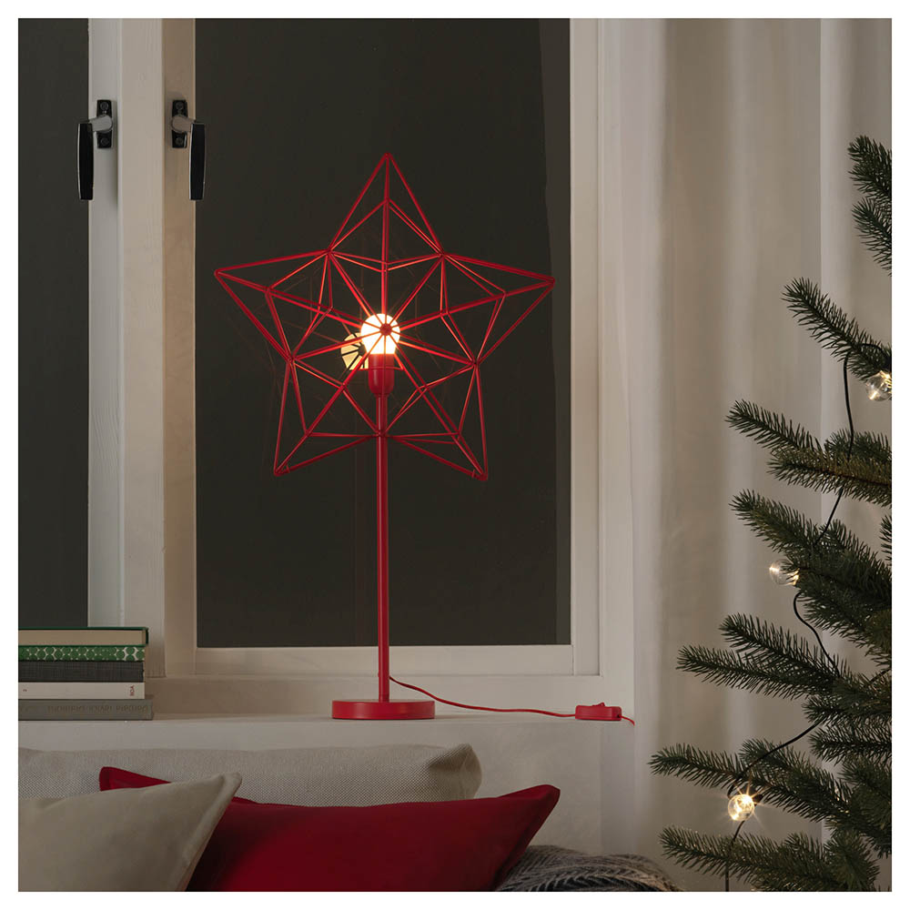 <h2><a href="http://www.ikea.com/ca/fr/catalog/products/20371486/" target="_blank">Lampe de table étoile rouge</a>, 29,99 $</h2>
