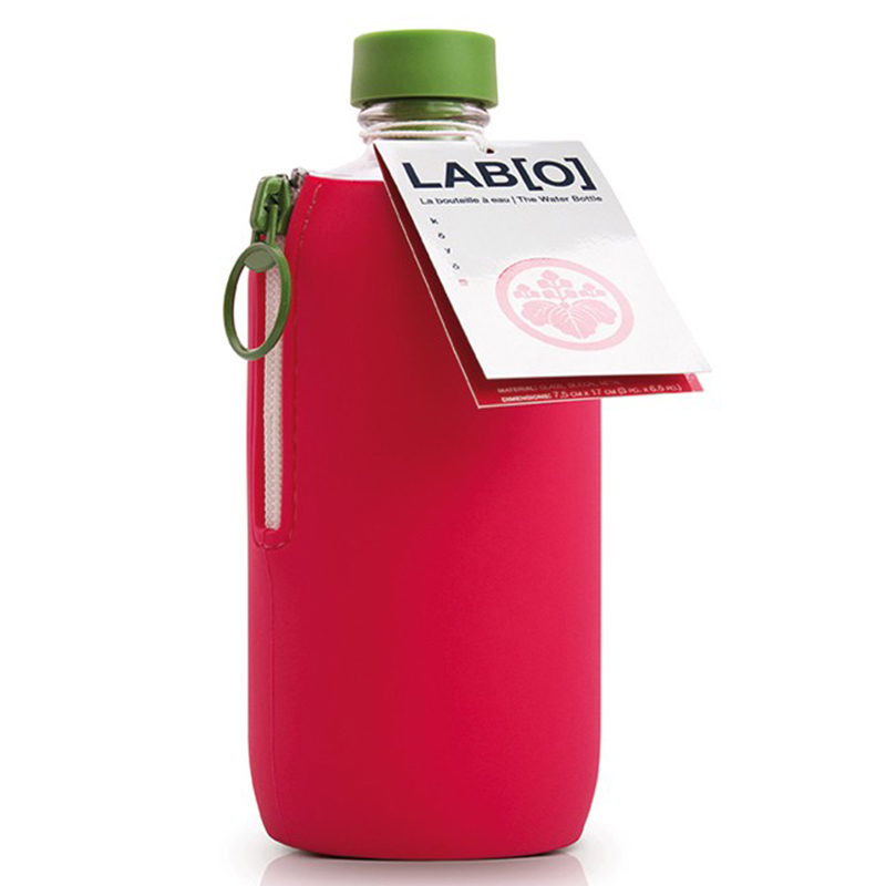 <p>Bouteille à eau en verre avec étui protecteur en silicone Kaede, <a href="https://aquaovo.com/fr/water-bottles/lab-o-the-water-bottle-kaede.html" target="_blank">Lab(o)</a>, 24,99 $</p>
