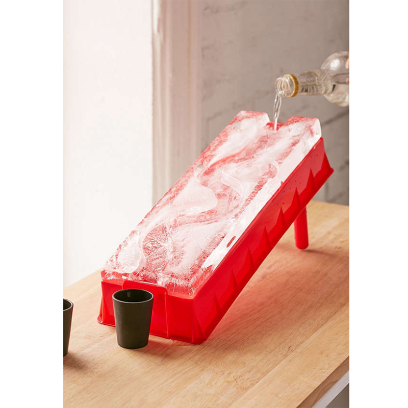 <h2>Luge de glace, <a href="https://www.urbanoutfitters.com/fr-ca/shop/party-ice-luge?category=barware&color=100" target="_blank" rel="noopener">Urban Outfitters</a>, 20 $</h2>

