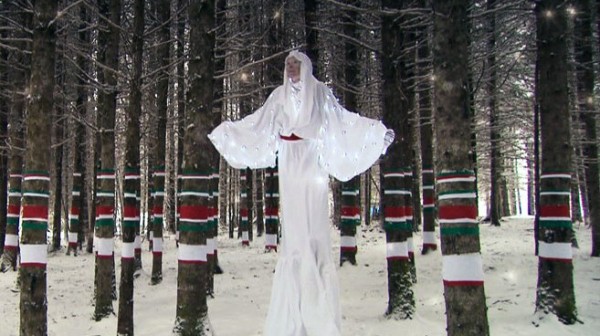 Pour un Noël magique, Michelle Secours habille une forêt