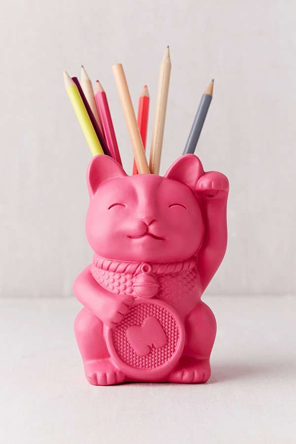 <h2>Boîte à crayons chat porte-bonheur, <a href="https://www.urbanoutfitters.com/fr-ca/shop/lucky-cat-pencil-cup?category=desk-accessories&color=066" target="_blank" rel="noopener">Urban Outfitters</a>, 20 $</h2>
