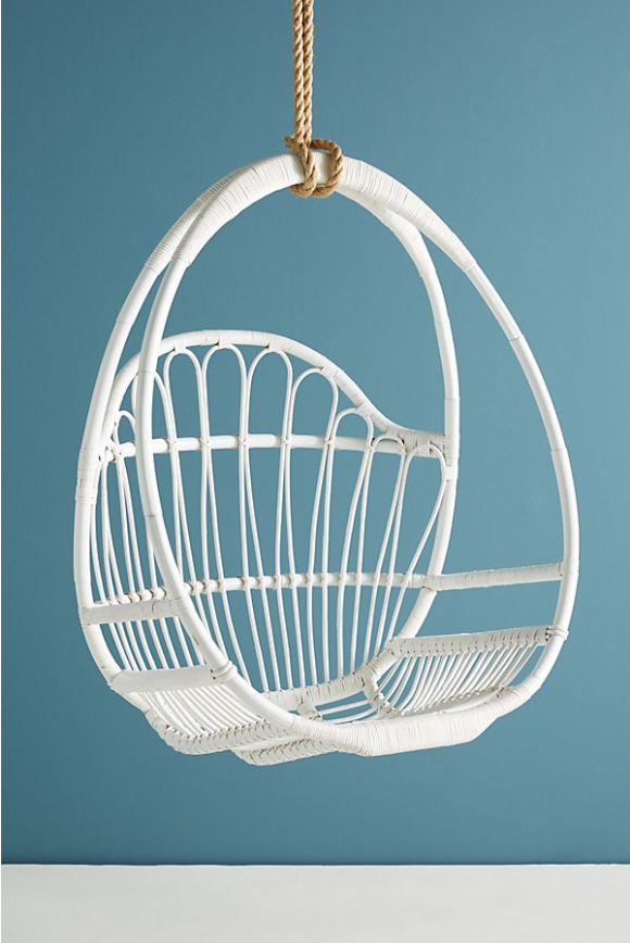 <h2>Chaise suspendue tissée, <a href="https://www.anthropologie.com/fr-ca/shop/woven-hanging-chair?category=living-room-furniture&color=010&countryCode=CA&ref=languageSelect" target="_blank" rel="noopener">Anthropologie</a>, 438,40 $</h2>
