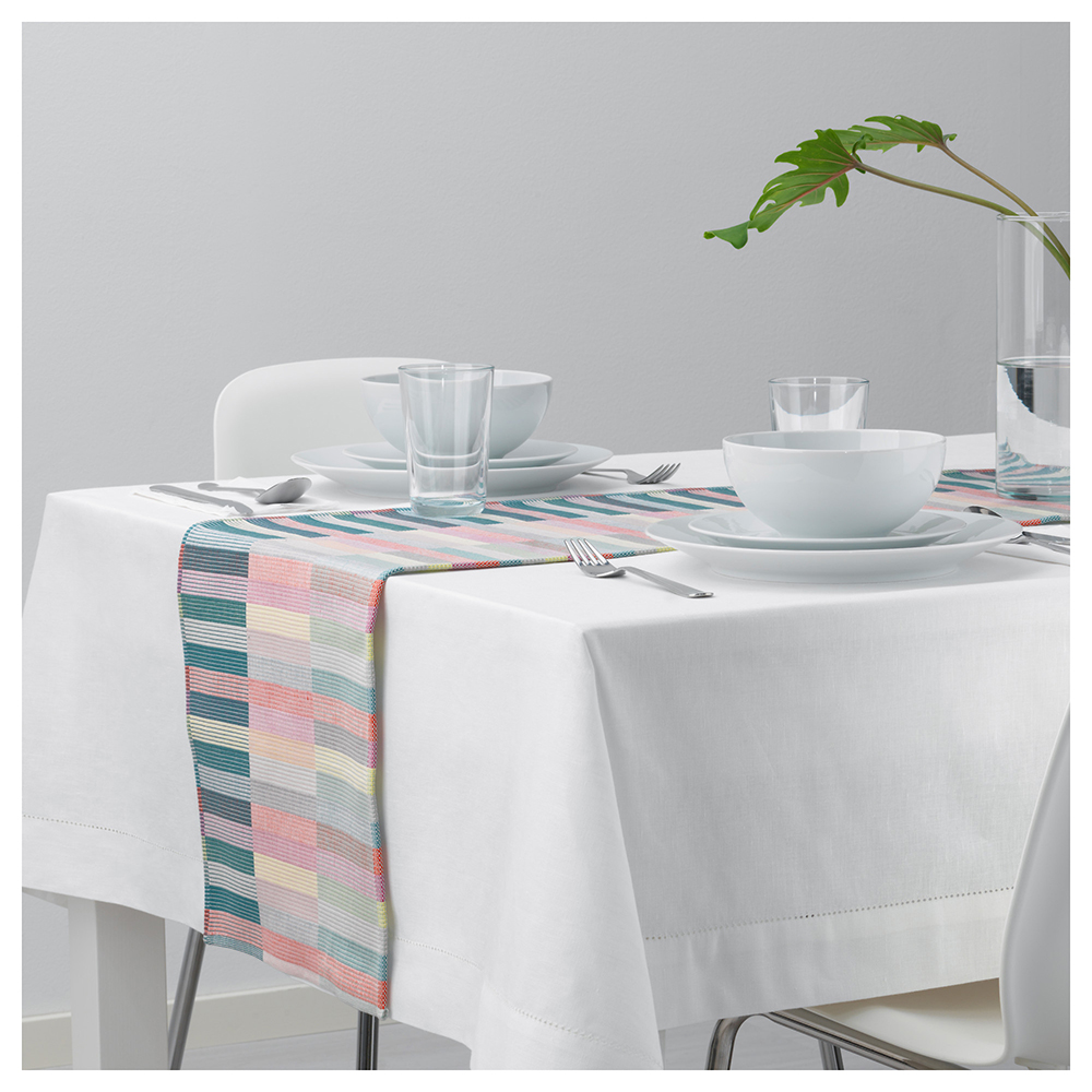 <h2><a href="http://www.ikea.com/ca/fr/catalog/products/40343572/" target="_blank" rel="noopener">Chemin de table</a></h2>
<p>MITTBIT<br />
7,99 $</p>
