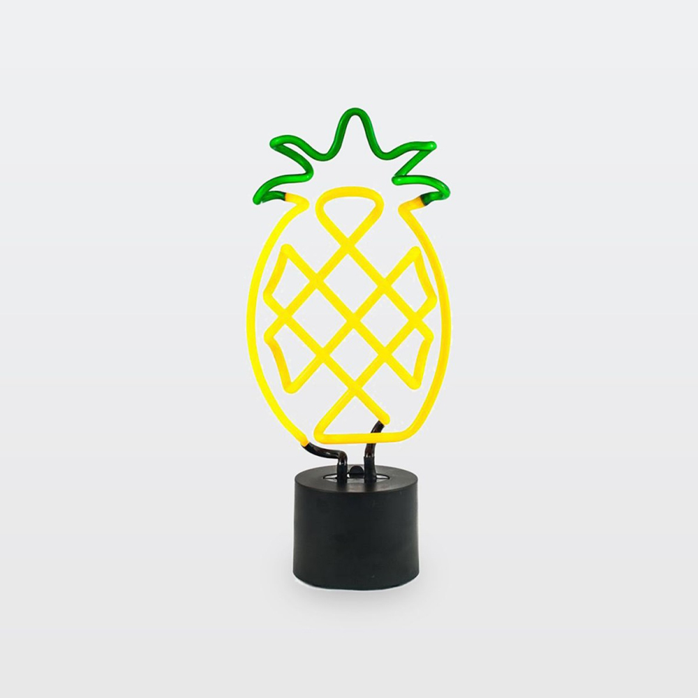 <h2>Lampe néon ananas, <a href="https://zaxe.ca/collections/luminaires-lights/products/pineapple-neon-table-lamp" target="_blank" rel="noopener">ZAXE</a>, 75,95 $</h2>
