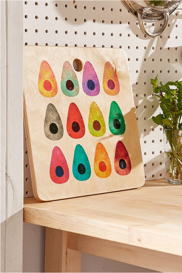 <h2>Planche à découper à motifs d’avocats, <a href="https://www.urbanoutfitters.com/fr-ca/shop/accavocado-cutting-board?category=cookware&color=095" target="_blank" rel="noopener">Urban Outfitters</a>, 44 $</h2>
