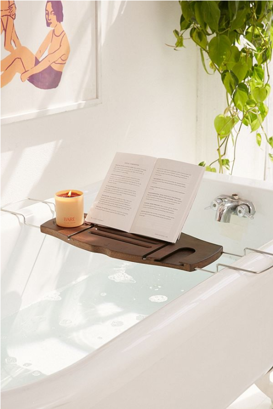 <h2>Plateau de baignoire en bambou, <a href="https://www.urbanoutfitters.com/fr-ca/shop/me-time-bamboo-bath-tray-caddy?category=bathroom-decor&color=022" target="_blank" rel="noopener">Urban Outfitters</a>, 59 $</h2>
