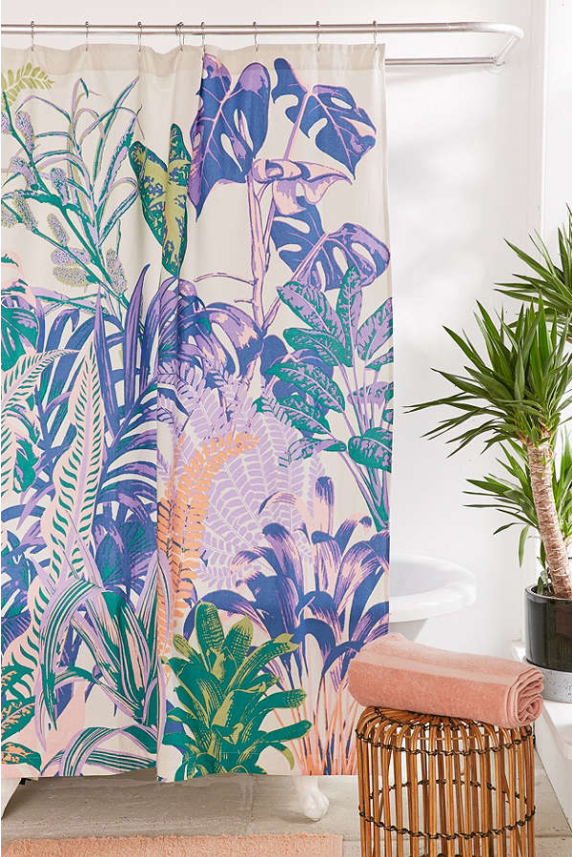 <h2>Rideau de douche, <a href="https://www.urbanoutfitters.com/fr-ca/shop/dreamy-jungle-shower-curtain?category=shower-curtains&color=040" target="_blank" rel="noopener">Urban Outfitters</a>, 29 $</h2>
