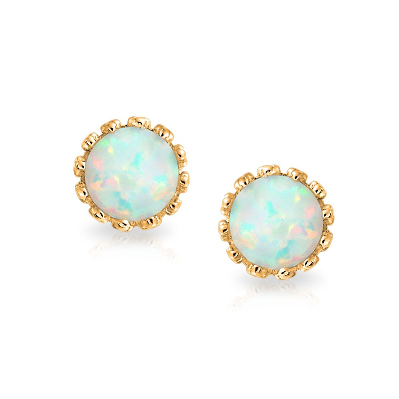 <p>Boucles d’oreilles Reign of Opal, <a href="https://www.blingjewelry.com/bling-jewelry-gold-vermeil-october-birthstone-crown-white-opal-stud-earrings-6mm.html?fee=12&fep=19476&utm_source=PolyvoreIN&utm_medium=cpc" target="_blank" rel="noopener">blingjewelry.com</a>, 20,99 $</p>
