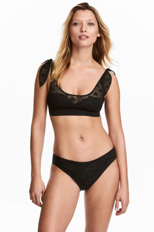 <p>Bralette, <a href="http://www2.hm.com/fr_ca/productpage.0564445002.html" target="_blank" rel="noopener">H&M</a>, 19,99 $</p>
<p>Culotte, <a href="http://www2.hm.com/fr_ca/productpage.0564446002.html" target="_blank" rel="noopener">H&M</a>, 12,99 $</p>
