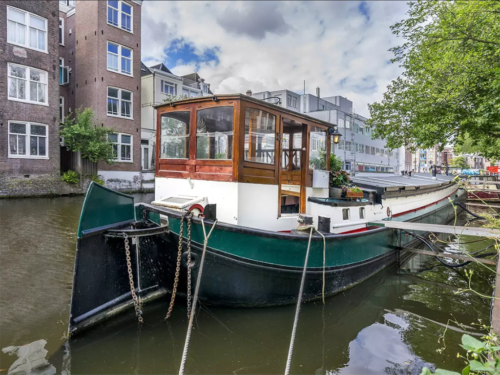 <h2>Amsterdam, Pays-Bas</h2>
<p>L’expérience ultime à Amsterdam: vivre dans un bateau-maison. Celui-ci est équipé de toutes les commodités nécessaires afin d’être confortable sur les flots. À même les célèbres canaux de la ville, il n’y a pas de meilleur moyen de les découvrir.</p>
<p>Peut accueillir jusqu’à 2 voyageurs.</p>
<p>À partir de 236 $/nuit.</p>
<p>Voir la présentation complète <a href="https://fr.airbnb.ca/rooms/22085526?location=amsterdam&s=LZNuAxr4" target="_blank" rel="noopener">ici</a>.</p>
