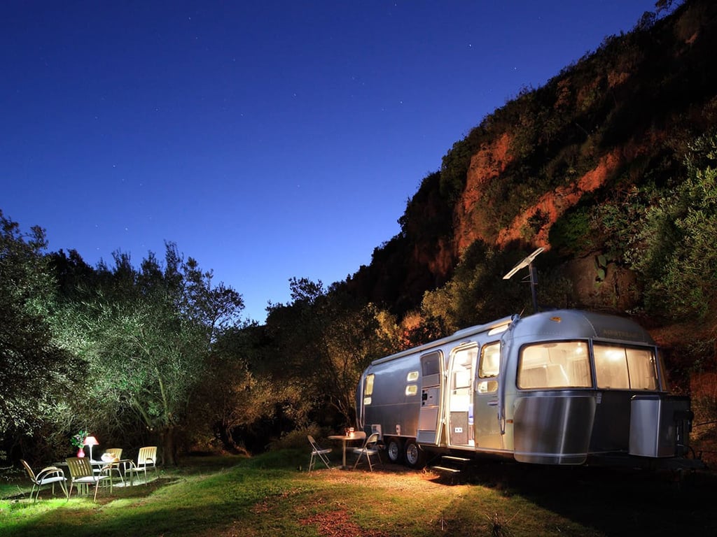 <h2>Alozaina, Espagne</h2>
<p>Cette caravane Airstream au look rétro offre le même sentiment de liberté que le camping, mais en version beaucoup plus luxueuse. Installée à flanc de montagne en Andalousie, elle dispose d’une terrasse en bois et d’une petite piscine.</p>
<p>Peut accueillir jusqu’à 2 voyageurs.</p>
<p>À partir de 141 $/nuit.</p>
<p>Voir la présentation complète <a href="https://fr.airbnb.ca/rooms/434469?s=I6C7hw5r" target="_blank" rel="noopener">ici</a>.</p>
