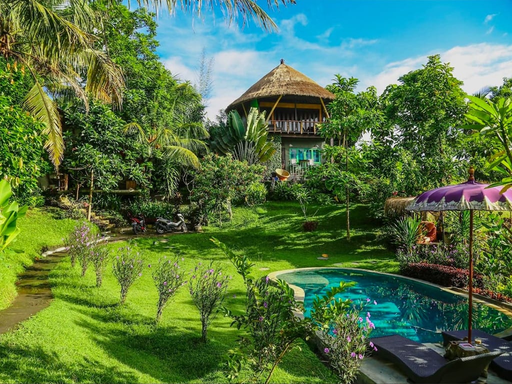 <h2>Bali, Indonésie</h2>
<p>À quelques minutes de la plage de Balian, cette maison perchée permet d’admirer les magnifiques levers de soleil au-dessus des palmiers. On se balade dans le jardin ou on fait trempette dans sa piscine à l’eau turquoise.</p>
<p> </p>
<p>Peut accueillir jusqu’à 2 voyageurs.</p>
<p>À partir de 119 $/nuit.</p>
<p>Voir la présentation complète <a href="https://fr.airbnb.ca/rooms/1016153" target="_blank" rel="noopener">ici</a>.</p>
