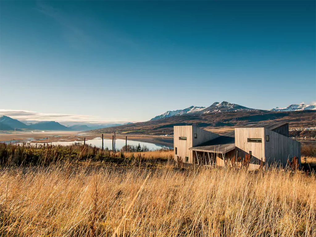 <h2>Akureyri, Islande</h2>
<p>Une maison au design moderne en plein cœur de la nature islandaise! Le spectacle ne s’arrête pas là: en hiver, les aurores boréales exposent leur splendeur.</p>
<p>Peut accueillir jusqu’à 4 voyageurs.</p>
<p>À partir de 137 $/nuit.</p>
<p>Voir la présentation complète <a href="https://fr.airbnb.ca/rooms/1083329?s=I6C7hw5r" target="_blank" rel="noopener">ici</a>.</p>
