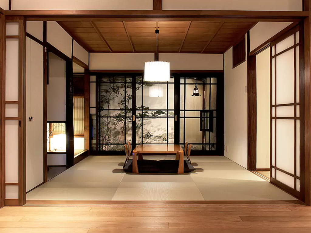 <h2>Kyoto, Japon</h2>
<p>Cette maison traditionnelle a été complètement rénovée pour offrir un vaste espace, dont des pièces à tatamis. Elle est entourée de montagnes et de demeures typiquement japonaises.</p>
<p>Peut accueillir jusqu’à 5 voyageurs.</p>
<p>À partir de 279 $/nuit.</p>
<p>Voir la présentation complète <a href="https://fr.airbnb.ca/rooms/3277929?s=I6C7hw5r" target="_blank" rel="noopener">ici</a>.</p>
