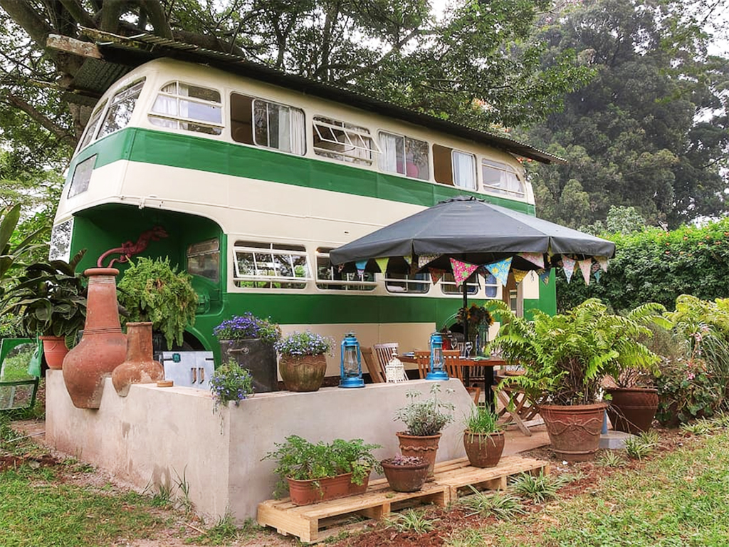 <h2>Nairobi, Kenya</h2>
<p>Un autobus converti en petite habitation, n’est-ce pas mignon? Tout confort, le bus de deux étages se trouve dans un jardin tranquille de Nairobi, à proximité des attractions touristiques.</p>
<p>Peut accueillir jusqu’à 6 voyageurs.</p>
<p>À partir de 101 $/nuit.</p>
<p>Voir la présentation complète <a href="https://fr.airbnb.ca/rooms/13381106?s=I6C7hw5r" target="_blank" rel="noopener">ici</a>.</p>
